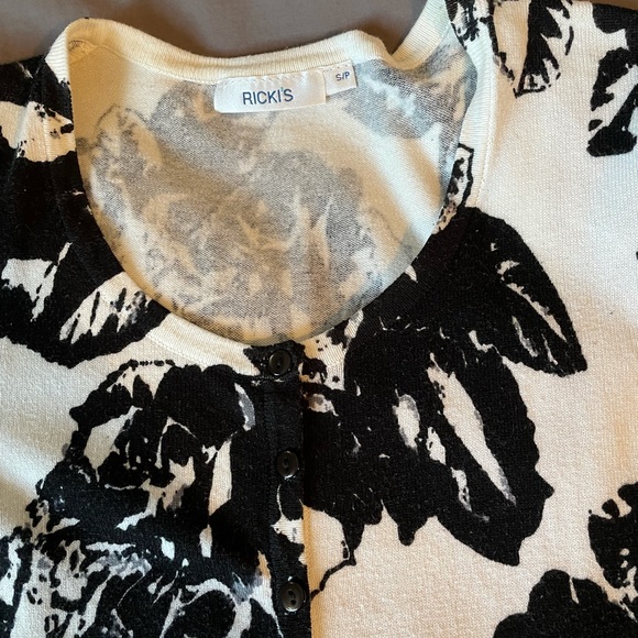 Ricki’s flower cardigan - Picture 2 of 2